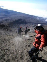 登山道は…ない。こんな所を登ってきたのか！下りは勿論スキー状態。